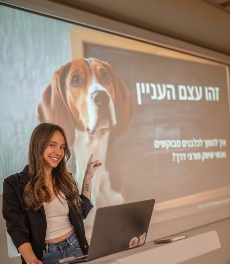 דנה מרצה מול קהל